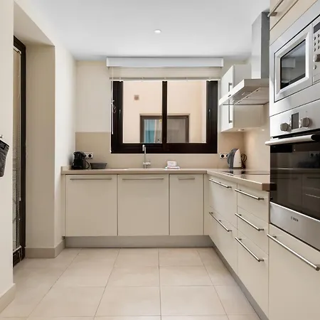 Vivi Homes - Elisa Pool, Gym & Sea View Apartment *