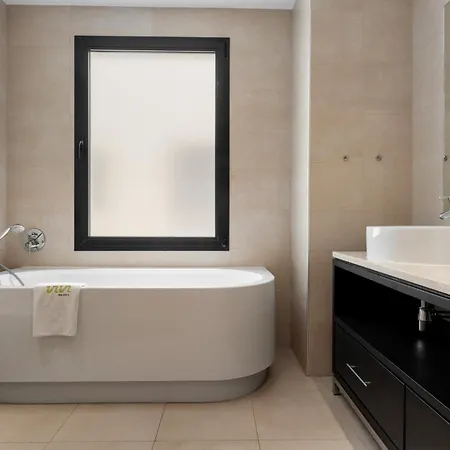 Vivi Homes - Elisa Pool, Gym & Sea View Apartment