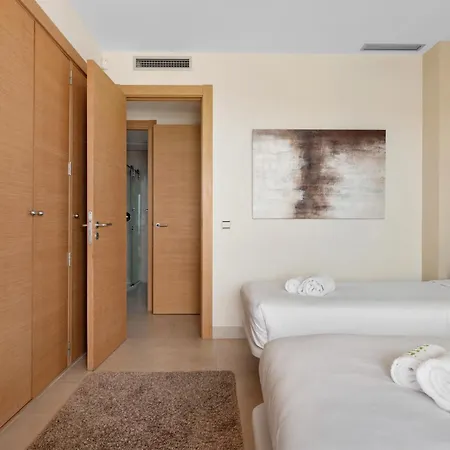 Vivi Homes - Elisa Pool, Gym & Sea View Apartment