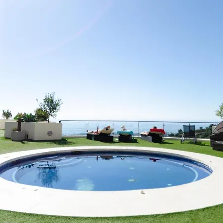 Vivi Homes - Elisa Pool, Gym & Sea View Apartment *