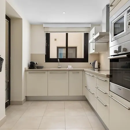 Vivi Homes - Elisa Pool, Gym & Sea View *